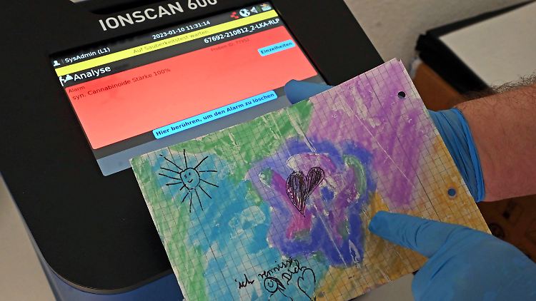 In der JVA Bruchsal konnten mittels eines Drogenscanners (im Hintergrund) synthetische Cannabinoide auf einer Kindermalerei aus der Gefangenenpost festgestellt werden.