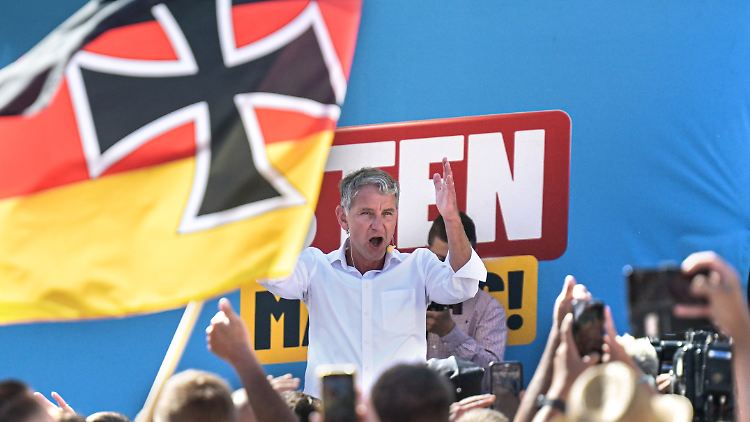 Im Publikum eine Deutschlandfahne mit eisernem Kreuz: Der Thüringer AfD-Chef Höcke ist nach Einschätzung vieler Experten ein Rechtsextremist - und maßgebliche Kraft innerhalb der AfD.