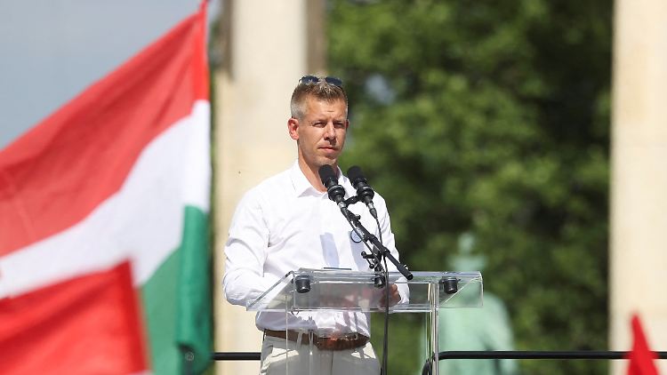 Péter Magyar bei einer Demonstration im Juni.