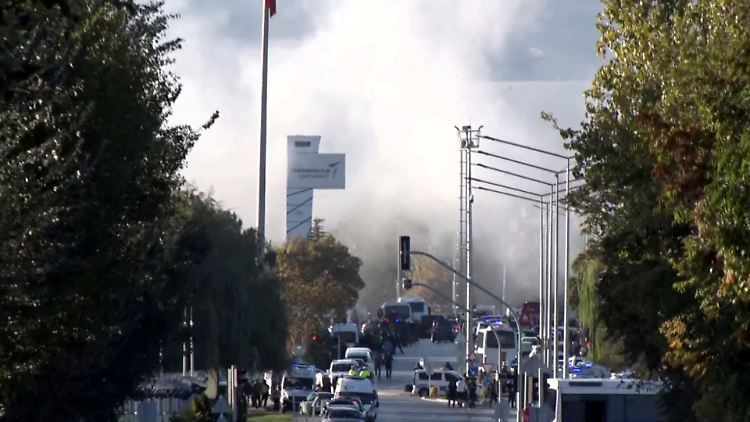 Rauch steigt aus der Zentrale des türkischen Luftfahrtunternehmens TUSAS bei Ankara auf.
