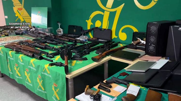 Auf diesem von der spanischen Guardia Civil zur Verfügung gestellten Bild sind Waffen zu sehen, die bei der sektenartigen Vereinigung "Ahora estás en casa" beschlagnahmt wurden.