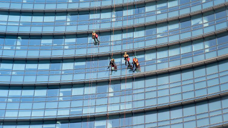 Glas- und Fassadenreinigung werden deutlich besser bezahlt als Innen- und Unterhaltsreinigung. 