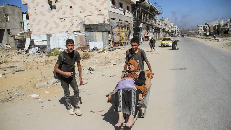 Vertriebene Palästinenser fliehen mit ihren Familien und Habseligkeiten aus dem nördlichen Teil des Gazastreifens. (Archivbild) 