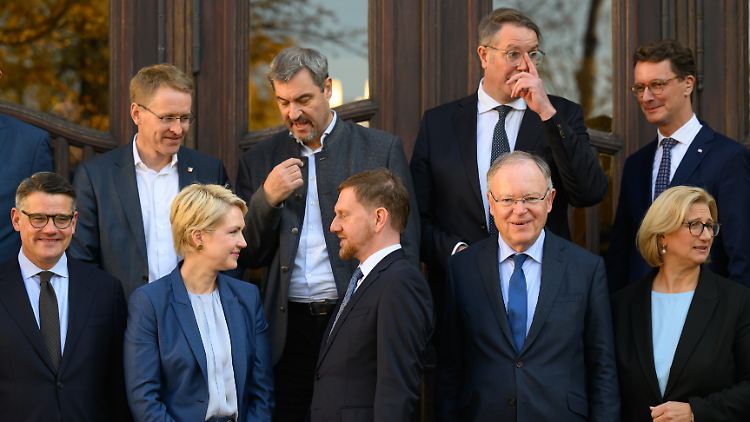 Einmal aufstellen bitte: Gruppenfoto zum Auftakt der Ministerpräsidentenkonferenz.