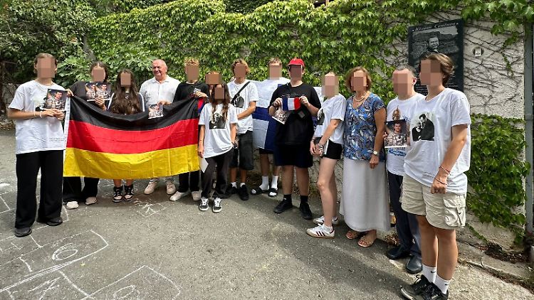 Kinder aus Deutschland bei einem Treffen mit dem Kosmonauten Wladimir Titow im Rahmen des Artek-Ferienlagers.  