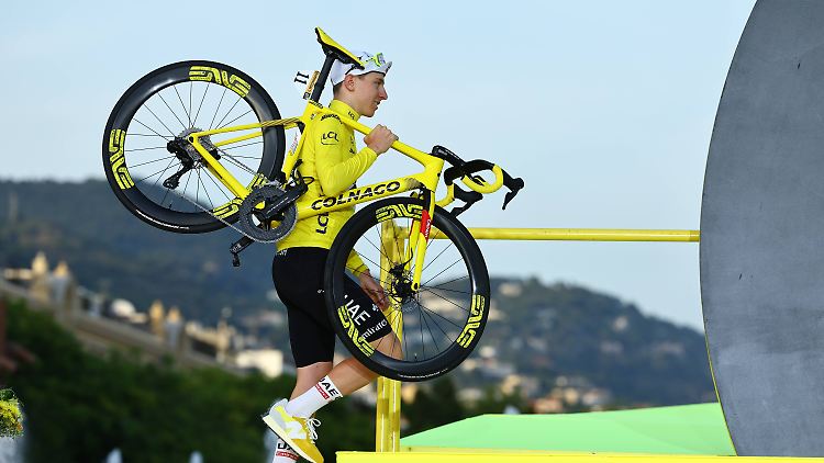 Ein Mann schultert den Radsport: Tadej Pogacar.