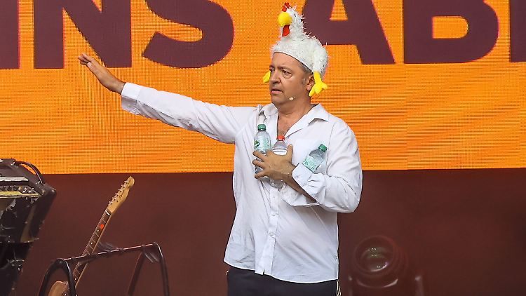 Rainald Grebe musste nach einem erneuten Schlaganfall ins Krankenhaus.