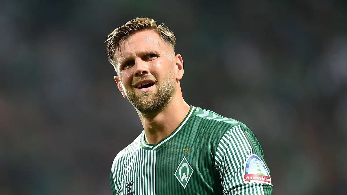 Bremens-Niclas-Fuellkrug-geht-zur-Halbzeit-in-die-Kabine