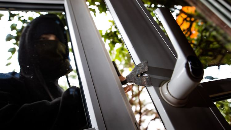Einbruchschutz beginnt mit einfachen Maßnahmen: Türen und Fenster sollte man immer verschließen, auch bei kurzer Abwesenheit.