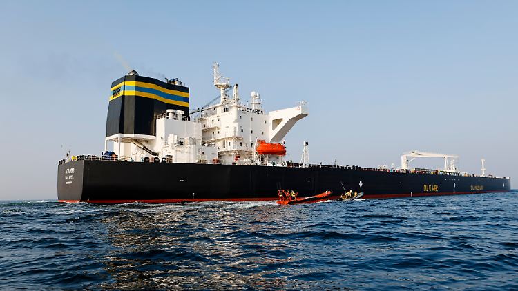Aktivisten der Umweltorganisation Greenpeace demonstrieren in der Ostsee vor einem Schiff, das russisches Öl transportiert (Archivfoto).