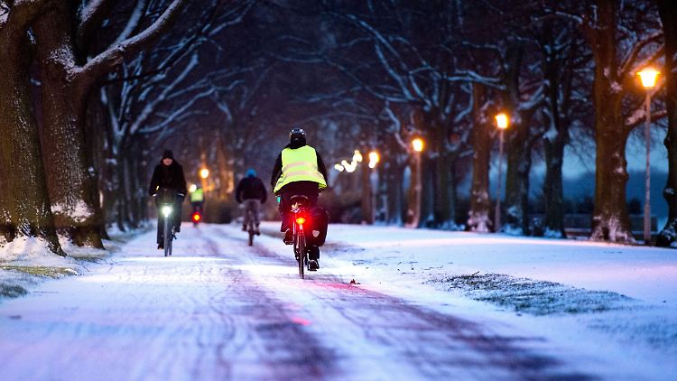 Sattelfest durch den Winter: Für Radfahrer heißt das, ihre Fahrweise entsprechend der Witterung anzupassen und auch Bremsbeläge und Beleuchtung regelmäßig zu prüfen.