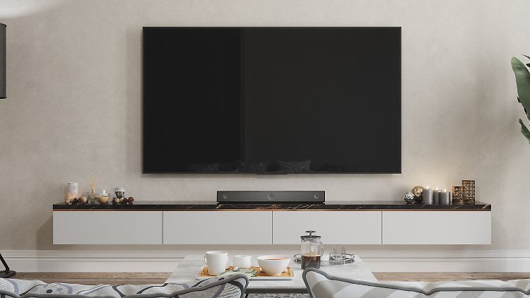 Eine Soundbar bessert den Klang des Fernsehers auf.