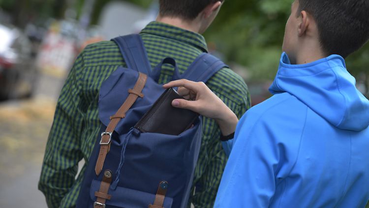 Passiert schneller als gedacht: Der Diebstahl aus einem ungesicherten Rucksack. 