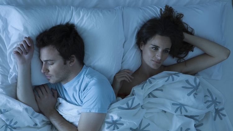 Mehr Frauen als Männer haben laut Umfragen Probleme mit der Zeitumstellung.