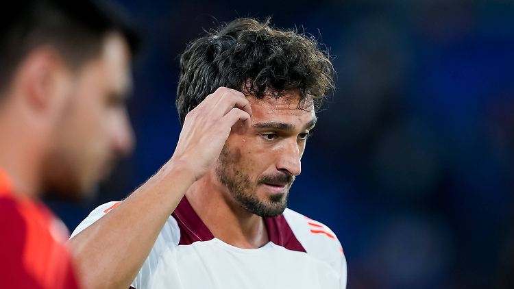 Mats Hummels kratzt sich am Kopf.