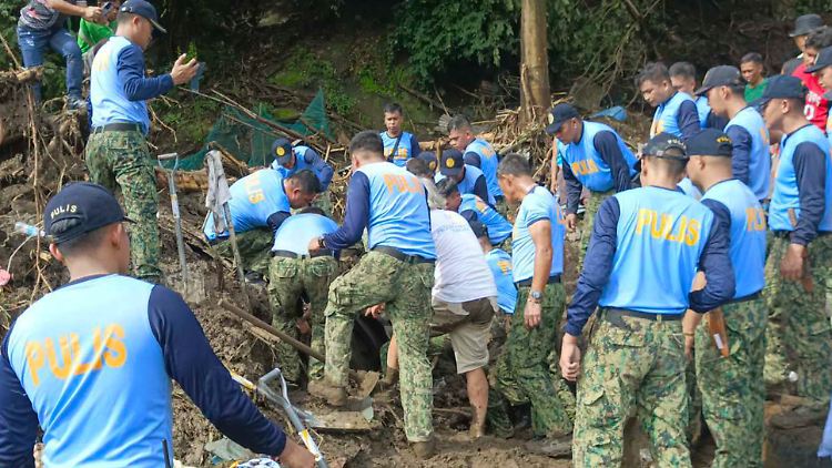 Ein Erdrutsch trifft ein Dorf in Talisay und begräbt einige Menschen unter sich. Rettungskräfte suchen nach Überlebenden.