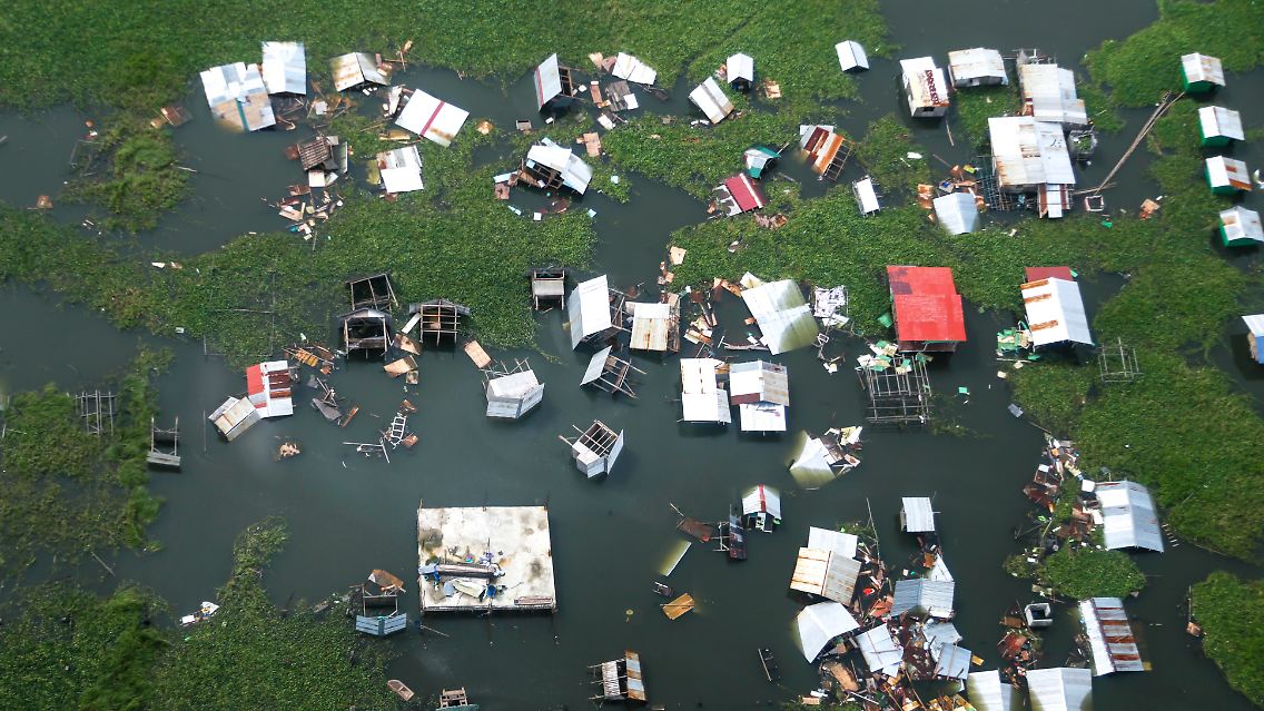 In der philippinischen Provinz Laguna stehen Häuser nach dem Tropensturm "Trami" unter Wasser.