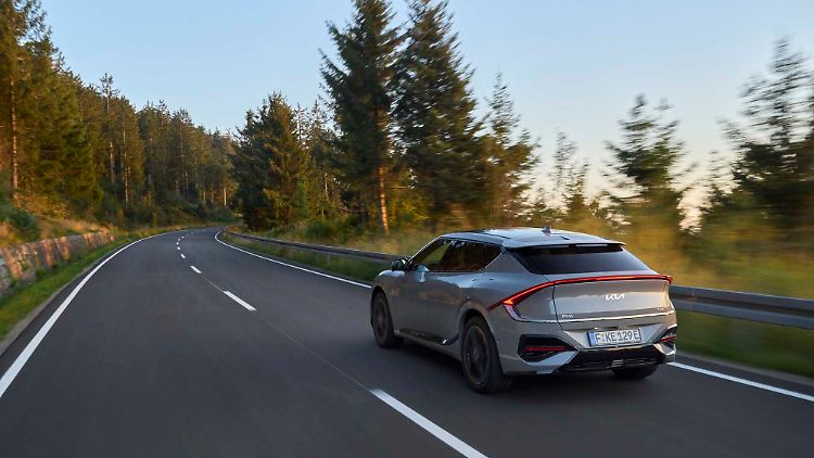 Die durchgehende Heckleuchte des Kia EV6 ist nicht mehr wie bisher in viele kleine Segmente unterteilt.