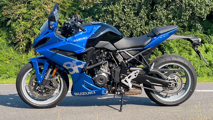 Die Suzuki GSX-8R hat breit aufgestellte Lenkerhälften, tief angebrachte Fußrasten und eine Sitzbank in erreichbarer Höhe.