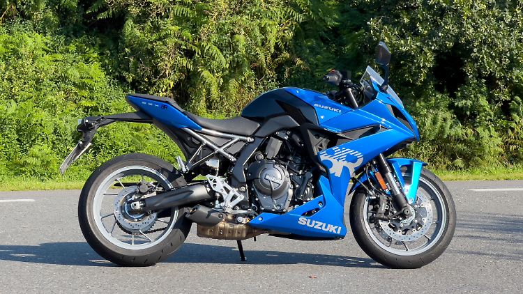 Dem Fahrer bietet die Suzuki GSX-8R eine geradezu tourensportliche Sitzposition mit Langstreckenqualitäten.