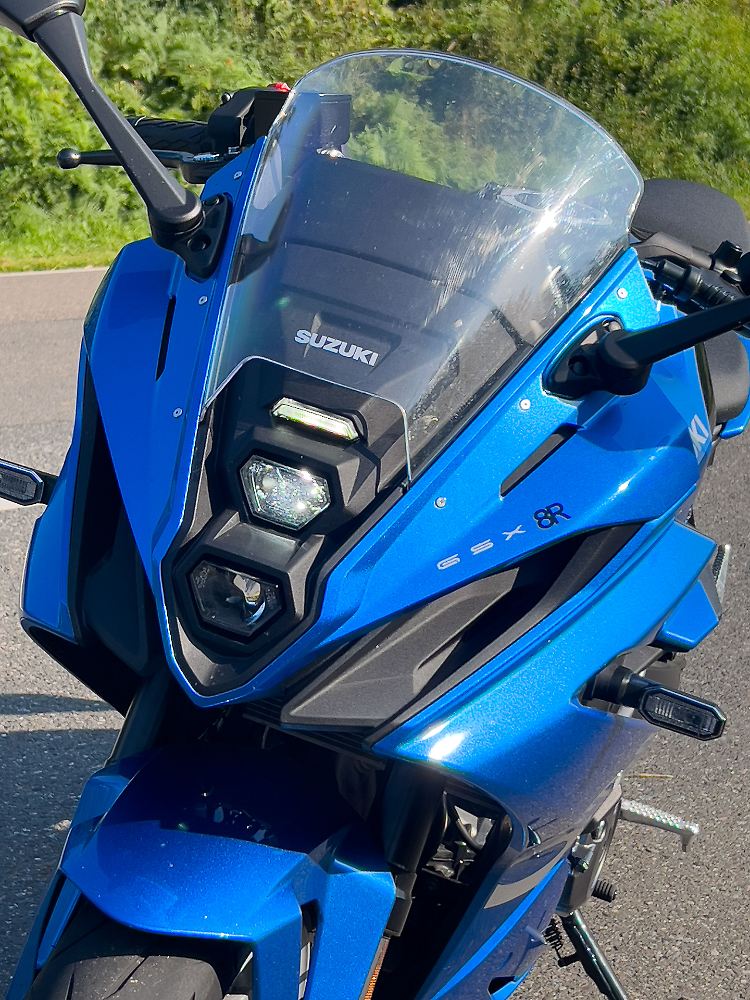 Die übereinander angeordneten Projektionsscheinwerfer dienen allen Mittelklassemodellen des neuen Suzuki-8er-Clans – V-Strom 800/DE, GSX-8S – als Erkennungsmerkmal.