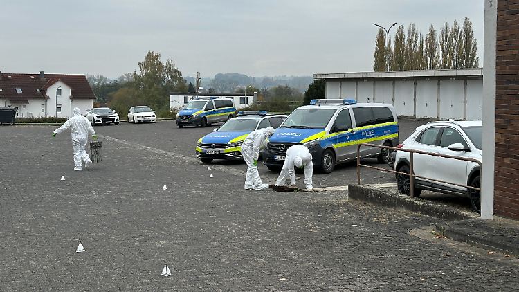 Beamte sichern Spuren am Tatort.