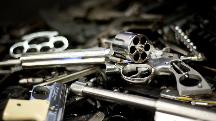 Waffen liegen in einem Behälter für Waffenstahl im Bayerischen Landeskriminalamt (Archivbild).
