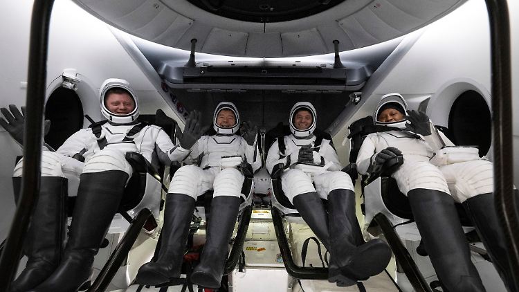 Die vier ISS-Rückkehrer kurz nach der Landung im Golf von Mexiko.