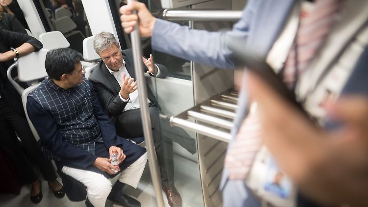 Habeck benutzt nach eigenen Aussagen auch in Berlin hin und wieder die U-Bahn. In Indien ist die Metro das schnellste Verkehrsmittel.