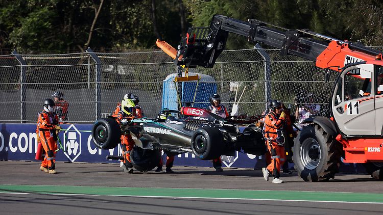 Das Auto von George Russell musste nach seinem Crash abtransportiert werden.