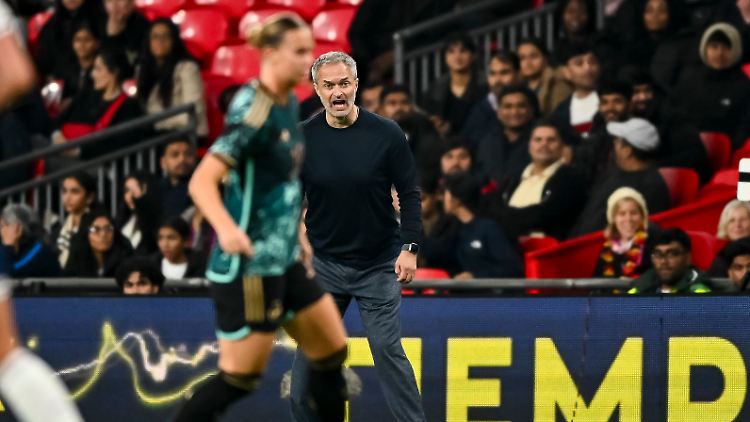 Christian Wück zeigte sich sehr engagiert an der Seitenlinie in seinem ersten Spiel als DFB-Trainer.