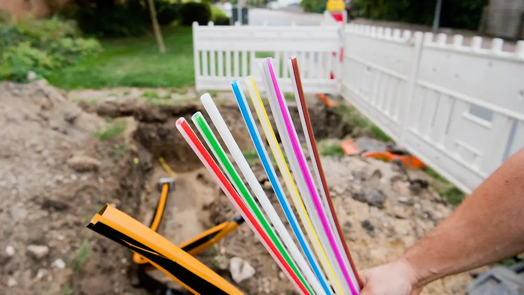 Leerrohre-fuer-Glasfaserleitungen-fuer-schnelles-Internet-werden-im-niedersaechsischen-Sehnde-verlegt