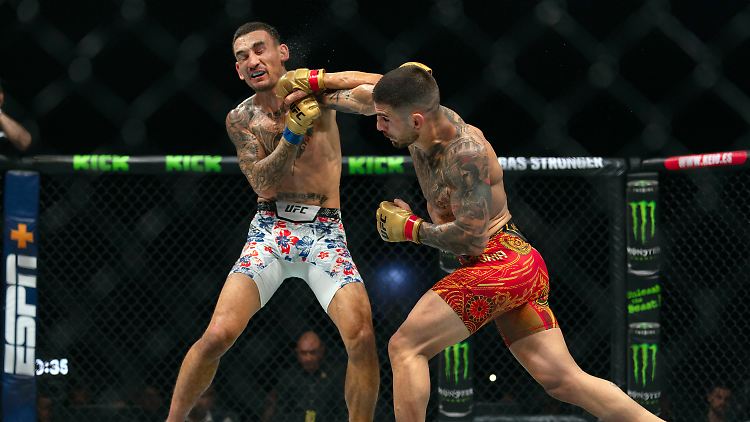 Die rechte Gerade sitzt: Ilia Topuria musste drei Runden auf den richtigen Moment gegen Max Holloway warten.