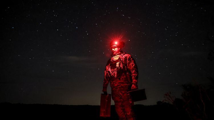 Ein ukrainischer Soldat an der Front bei Tschassiw Jar im Süden des Landes. 