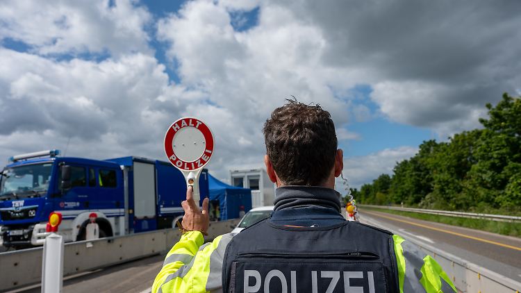 Von einer unerlaubten Einreise spricht die Polizei, wenn ein Ausländer ohne einen gültigen Aufenthaltstitel die Grenze überqueren will.