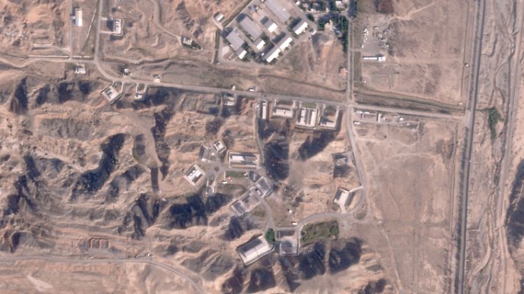 Dieses Satellitenfoto von Planet Labs PBC zeigt beschädigte Gebäude auf der iranischen Militärbasis Parchin außerhalb von Teheran.