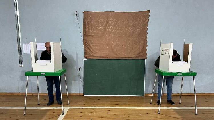 Um das Wahlergebnis in der Südkaukasusrepublik gibt es Streit.