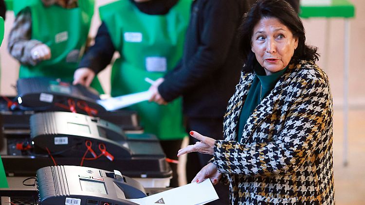 Salome Surabischwili zweifelt das offizielle Ergebnis der Wahlen an.