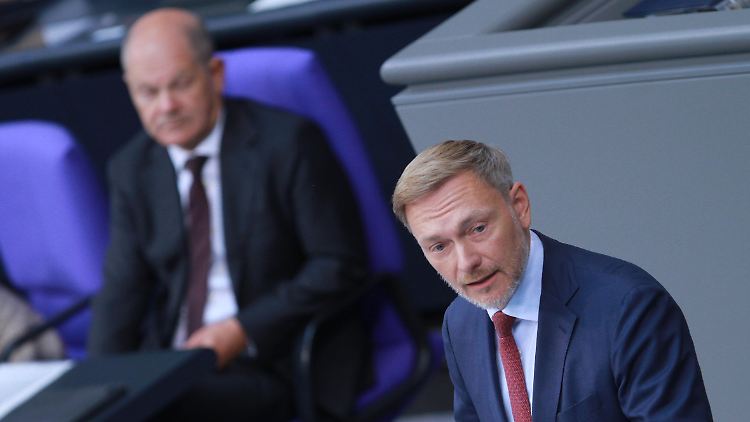 Zwei Männer, zwei Gipfel: Kanzler Olaf Scholz (im Hintergrund) und Finanzminister Christian Lindner.