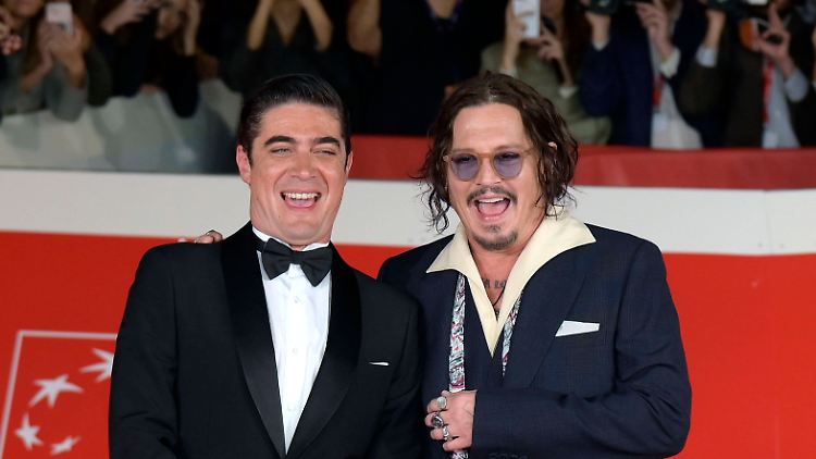 Der Stargast kommt fast zu spät: Johnny Depp mit dem Hauptdarsteller seines Films "Modi", Scamarcio (v.r.). 