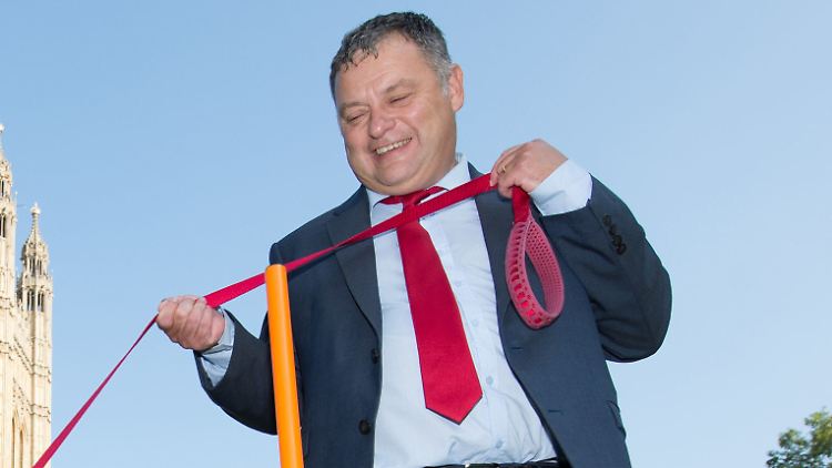 Der 55-jährige Amesbury war Bauminister im Schattenkabinett von Premier Keir Starmer. 