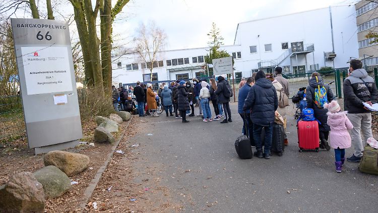 Geflüchtete vor einem Ankunftszentrum in Hamburg. (Archivbild)