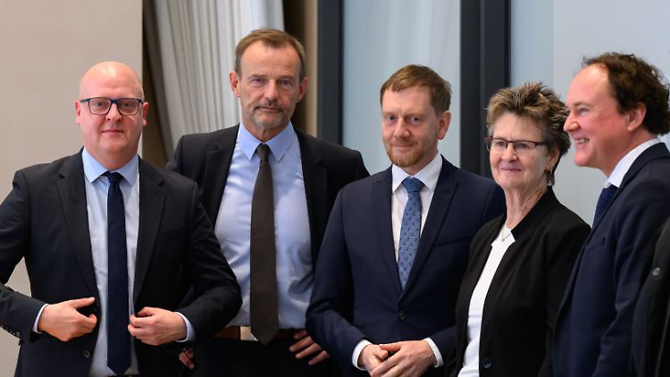 Vor allem zwischen SPD-Vorsitzendem Homann (l.) und BSW-Fraktionschefin Zimmermann scheint die Stimmung derzeit frostig zu sein. 