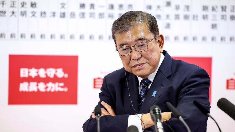 Das Votum ist klar, dennoch will Shigeru Ishiba vorerst nicht zurücktreten.
