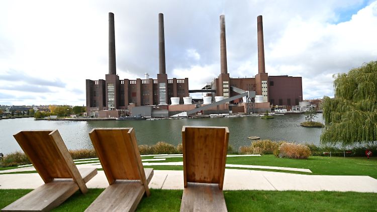 Auch für Mitarbeiter am Hauptsitz in Wolfsburg dürften die Sparpläne Folgen haben.