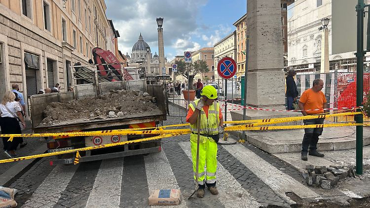 Bauarbeiter arbeiten auf einer Baustelle vor dem Petersdom.