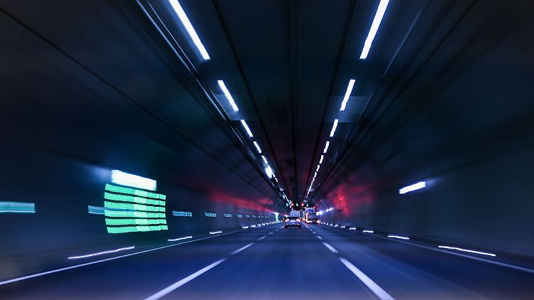 Sekundenschlaf am Steuer ist gefährlich: Bei 120 km/h legt man in drei Sekunden etwa 100 Meter zurück.