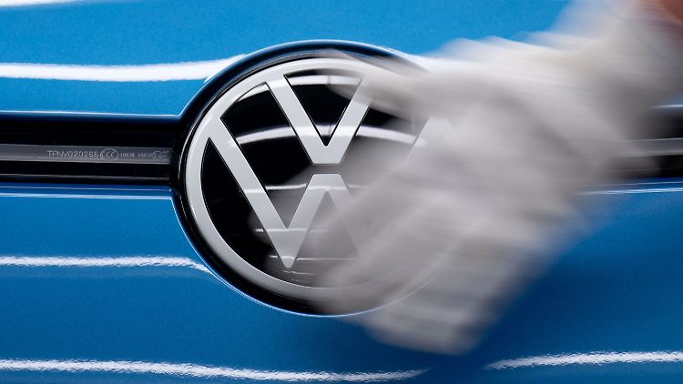 Angesichts des geschrumpften Marktes könne man Werksschließungen ohne aktives Gegensteuern nicht mehr ausschließen, sagt VW.