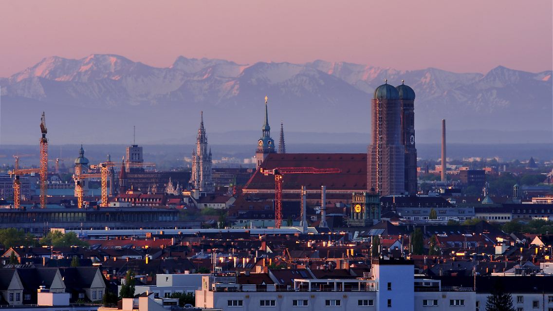 München bei Föhn: Viele Menschen halten sich für wetterfühlig. Ihnen könnte der Temperaturanstieg am kommenden Wochenende besonders zu schaffen machen. (Archivbild)