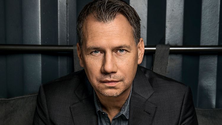 Sebastian Fitzek ist Deutschlands erfolgreichster Thrillerautor. Sein neuestes Buch "Das Kalendermädchen" ist bei Droemer Knaur, Argon und audible erschienen.